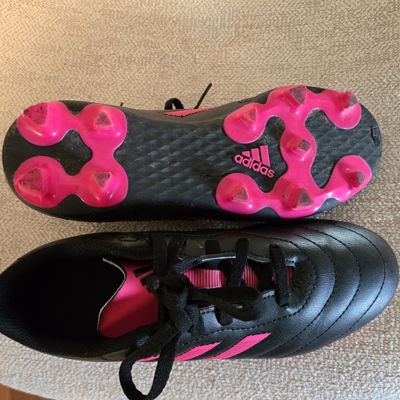 Black and pink size 3.5 ⚽ cleats - Picture 3 of 6
